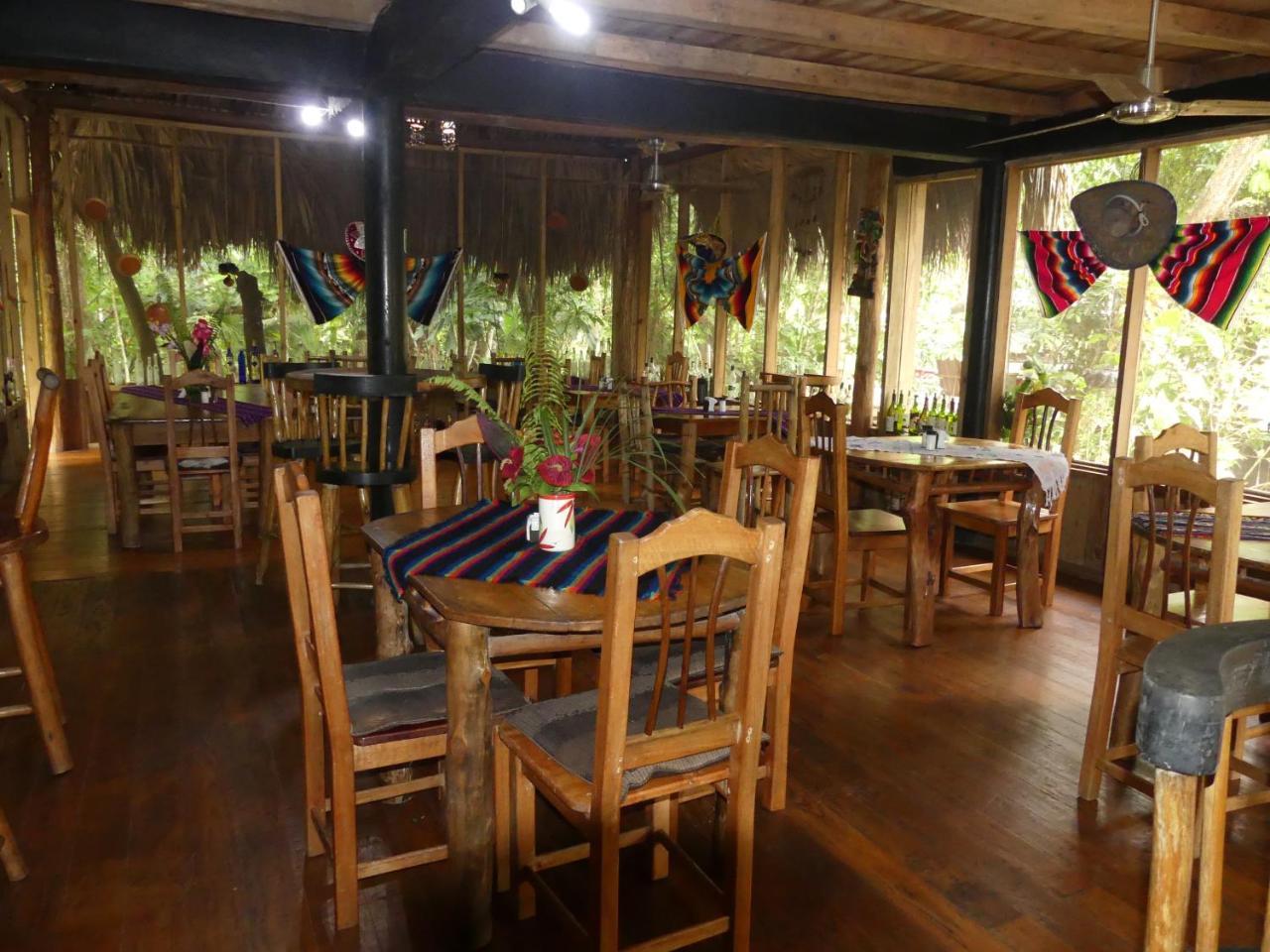 Hotel Kangaroo Rio Dulce Buitenkant foto