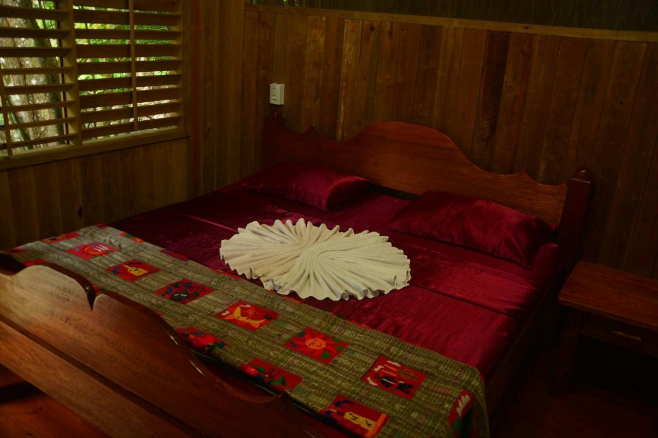 Hotel Kangaroo Rio Dulce Buitenkant foto