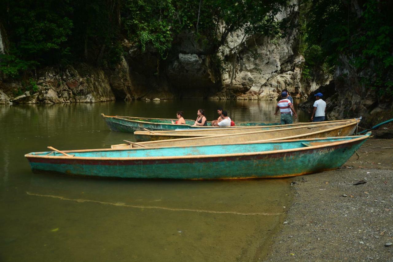 Hotel Kangaroo Rio Dulce Buitenkant foto